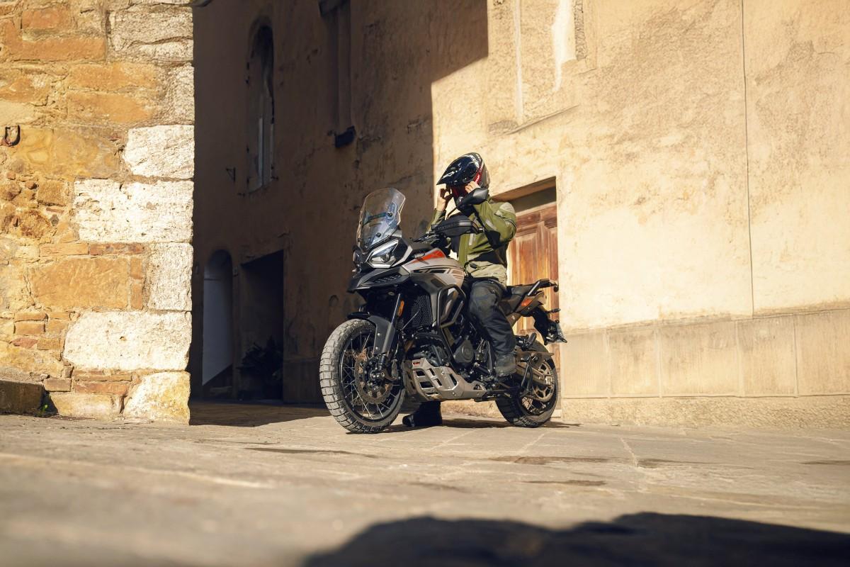 2025 and grips, 4 rider modes, tcs and abs, tpms, height adjustable screen, robust aluminium bash plate, side impact crash bars,... photo